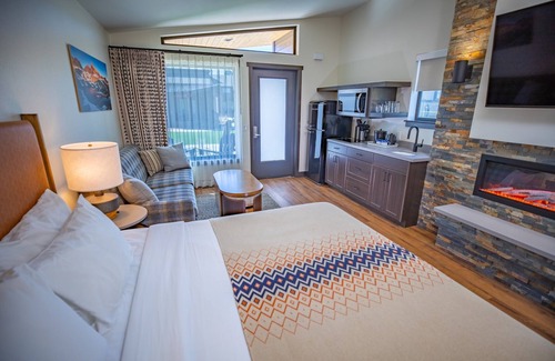 Mammoth Lakes Hotel | Relax in Spacious Alpine Room w/ Mountain Shuttle, Gear Rentals & Lake Trails