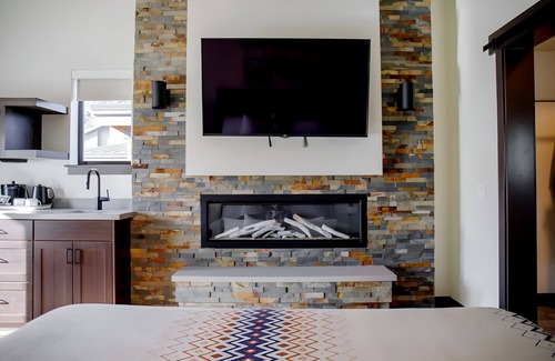 Mammoth Lakes Hotel | Relax in Spacious Alpine Room w/ Mountain Shuttle, Gear Rentals & Lake Trails