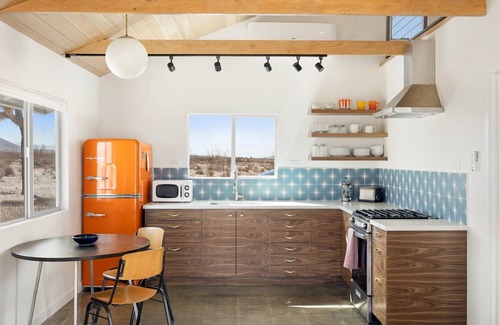 Landers House | 🌵 Relax in Style at The Green Jackrabbit - Hot Tub, Record Player + Endless Desert Views 🌵