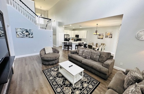 Highlands Reserve House | Relax in style! Close to parks - TVs every room - Modern kitchen - near golf.