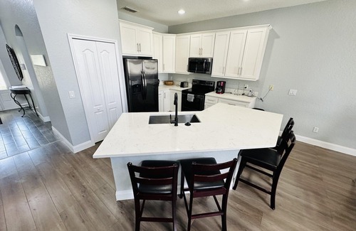 Highlands Reserve House | Relax in style! Close to parks - TVs every room - Modern kitchen - near golf.