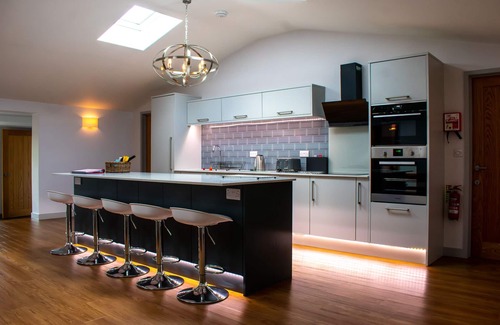 Crediton House | Relax in Style: Gorgeous 4-Bed Modern Barn in Glorious Mid Devon