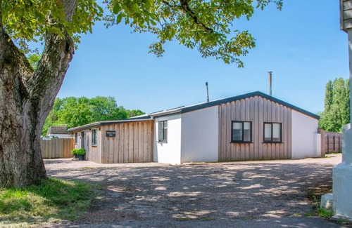 Crediton House | Relax in Style: Gorgeous 4-Bed Modern Barn in Glorious Mid Devon