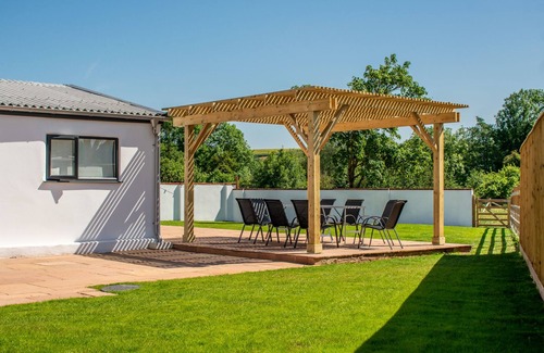 Crediton House | Relax in Style: Gorgeous 4-Bed Modern Barn in Glorious Mid Devon