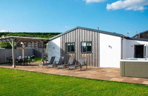 Crediton House | Relax in Style: Gorgeous 4-Bed Modern Barn in Glorious Mid Devon