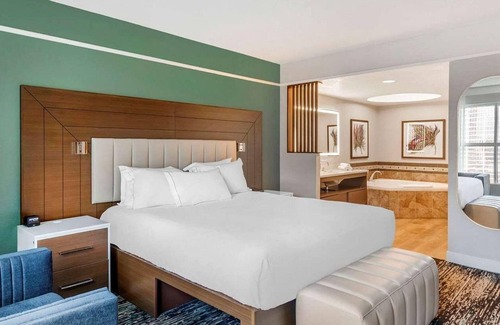 Las Vegas Strip Resort | Relax in Style Just Off the Strip – Elegant 2-Bd Lock-Off at Flamingo by Hilton
