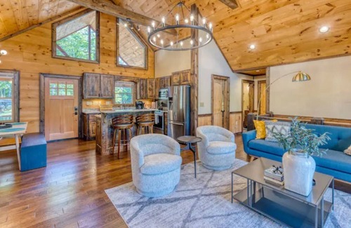 Morganton Cabin | Relax in Style w/3 Master Suites, Game Rm, Hot Tub, Fire pit, Sauna & More!