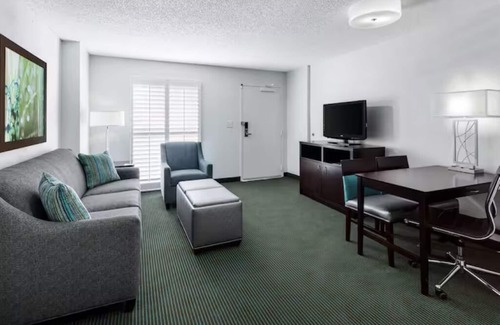 Florida Central Atlantic Coast Hotel | Relax in Style w/Roomy Accommodations + Attractions Nearby – Ideal Getaway