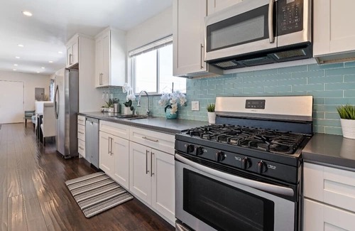 Oakland House | Relax in the bay. City View. Free parking on site.