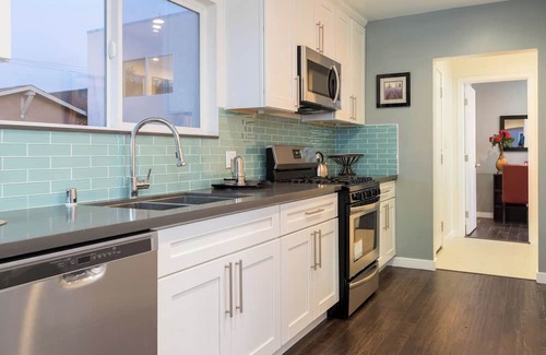 Oakland House | Relax in the bay. City View. Free parking on site.