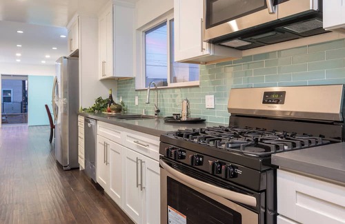 Oakland House | Relax in the bay. City View. Free parking on site.