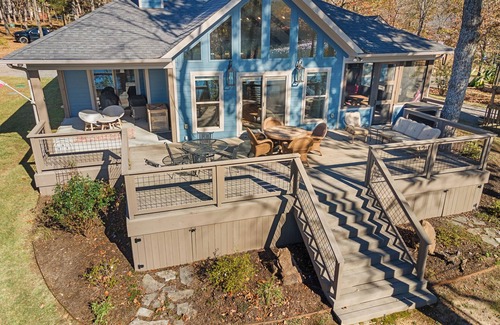 Clinton House | Relax in the Blue Cottage Retreat w/lakefront views & walk down access to water