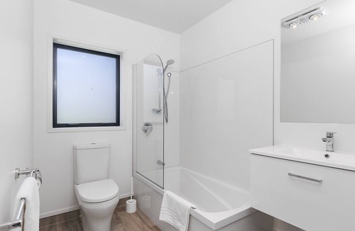Leigh House | Relax in the Heart of Leigh - Leigh Holiday Home