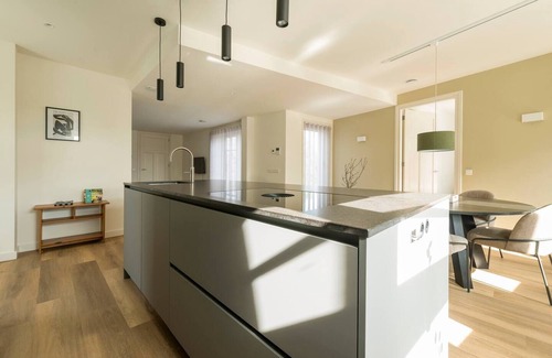 Oirschot Apartment | Relax in the invigorating shower and delight in the fully equipped kitchen.