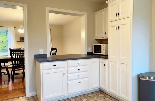 Waterford House | Relax in the Orchard ~ Dog-Friendly, clean & bright, sleeps 5, deck & fire pit