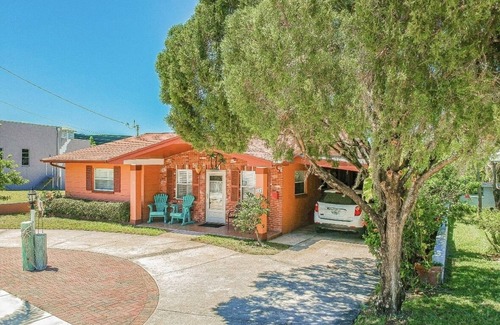 Tarpon Springs House | Relax in the unspoiled coastal vibe at this beautiful home at the Sponge Docks!