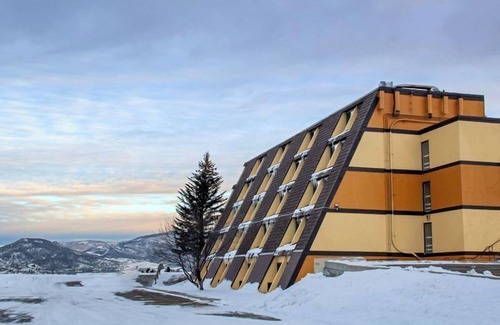 Steamboat Springs Apartment | Relax in the Hot Tub & Sauna at this Scenic Studio w/Shuttle Service! Parking