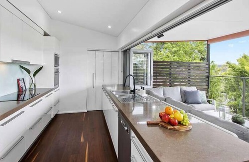 Point Clare House | Relax in the winning combination of an architecturally designed home well positioned with a high nor