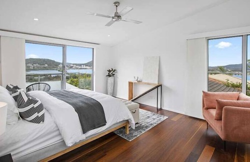 Point Clare House | Relax in the winning combination of an architecturally designed home well positioned with a high nor