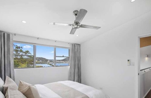 Point Clare House | Relax in the winning combination of an architecturally designed home well positioned with a high nor