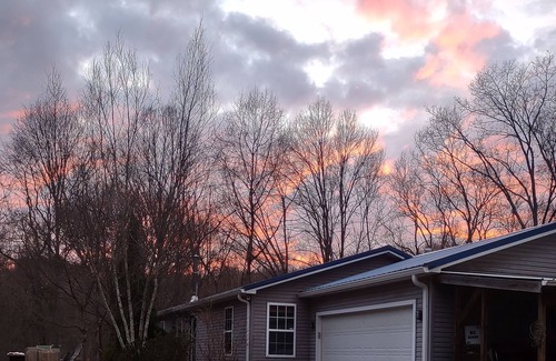 Logan Cottage | Relax in this beautiful, naturalist's retreat with WI-FI❤
