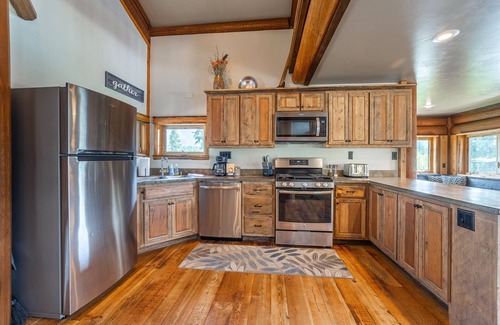 Coram House | Relax in This Chalet: 2 bd/2 ba, BBQ, WiFi, Games & Mountain Views- 7 mi to GNP