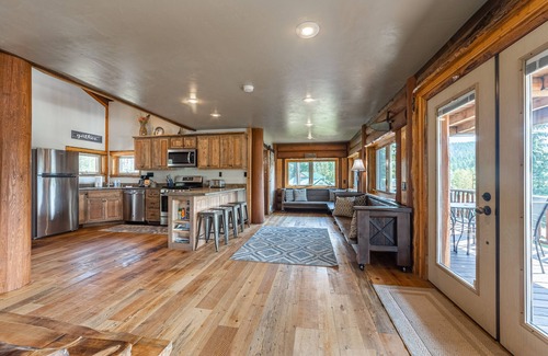 Coram House | Relax in This Chalet: 2 bd/2 ba, BBQ, WiFi, Games & Mountain Views- 7 mi to GNP