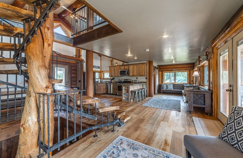 Coram House | Relax in This Chalet: 2 bd/2 ba, BBQ, WiFi, Games & Mountain Views- 7 mi to GNP