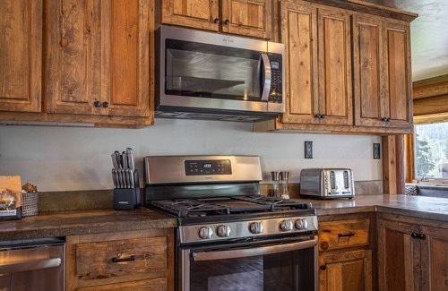 Coram House | Relax in This Chalet: 2 bd/2 ba, BBQ, WiFi, Games & Mountain Views- 7 mi to GNP
