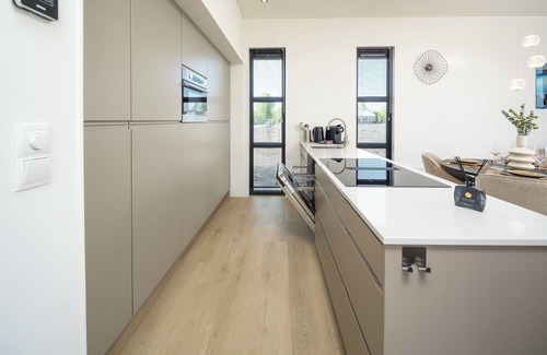 Workum House | Relax in this luxurious 4-person villa with a spacious garden and a private roof terrace with sun loungers for endless enjoyment in the open air.