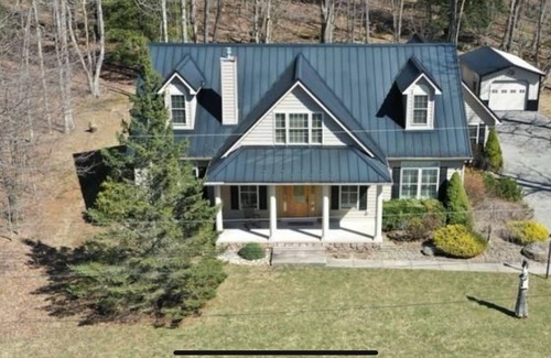 Alpine Lake House | Relax in this Spacious Craftsman Style Lake Home.