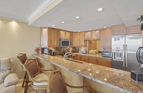 Park Shore Condo | Relax in this tropical decorated condo - CL1103
