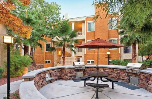 Las Vegas Condo | Relax in Your Own Tranquil Condo Oasis Near the LV Strip – Special Offer Now!