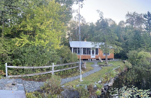 Warren Cabin | Relax Lakefront charming 3 bedroom cabin Perfect couples retreat/recharge