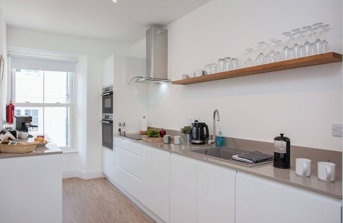 Fowey Cottage | Relax on the balcony and watch the boats sail by.