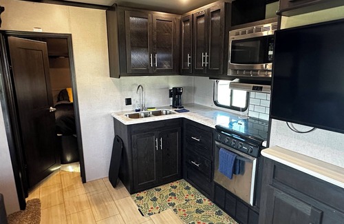 Gardner House | Relax or fish on this private pond and watch the most beautiful sunsets from RV