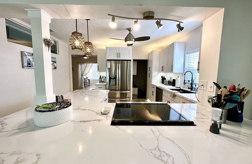Croissant Park House | Relax or workout in this amazing backyard! Walk to YOT & LMC