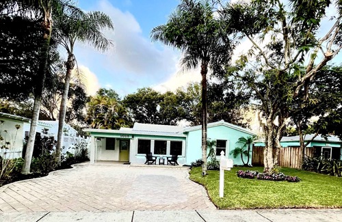 Croissant Park House | Relax or workout in this amazing backyard! Walk to YOT & LMC