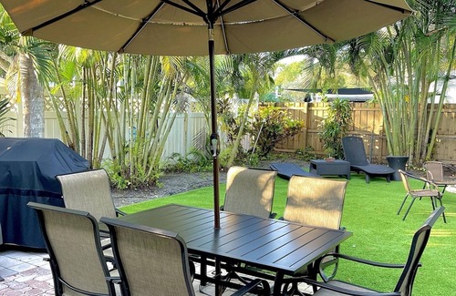 Croissant Park House | Relax or workout in this amazing backyard! Walk to YOT & LMC