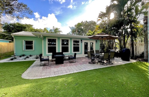Croissant Park House | Relax or workout in this amazing backyard! Walk to YOT & LMC