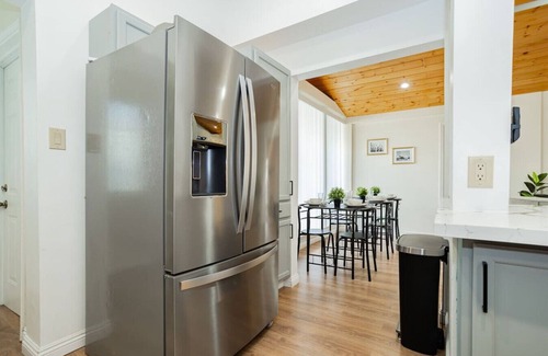 Beverly Green House | Relax & Play: Private Modern Stay & Chef's Kitchen