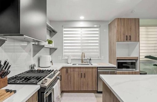 Fresno House | Relax & Re-leaf in Modern Comfort