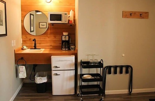 Long Beach Hotel | Relax & Recharge! 2 Comfortable Units, Full Kitchen, Free Parking, Pets Allowed