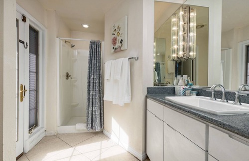Royal Crest Rancheros House | Relax & Recharge – 4 Bedroom Vegas Escape: Pool, Putting Green, Parking and more