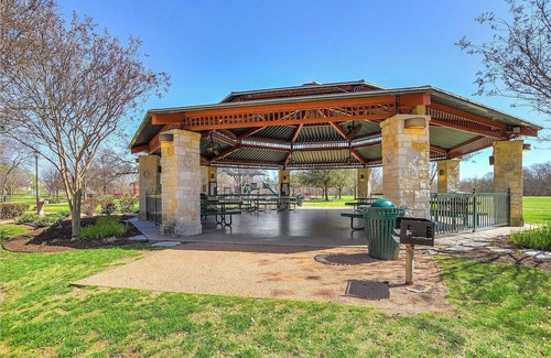 Chandler Creek House | Relax & Recharge in this Cozy Lovely Round Rock Retreat.