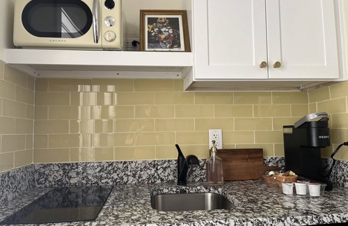 Safety Harbor Hotel | Relax & Recharge Queen Studio Downtown