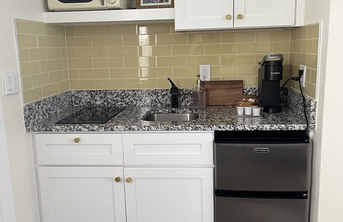Safety Harbor Hotel | Relax & Recharge Queen Studio Downtown
