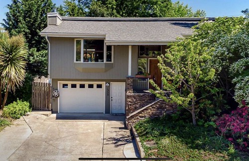 Roseburg House | Relax & Rejuvenate in 4Br home with Hot Tub & Deck, in heart of Roseburg