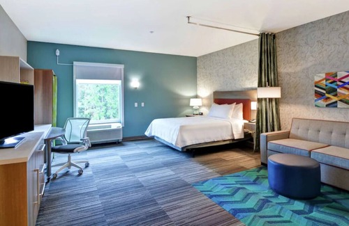 Daytona Beach House | Relax & Rejuvenate In Our Spacious Accommodations! w/ Full Kitchen, Onsite Pool!