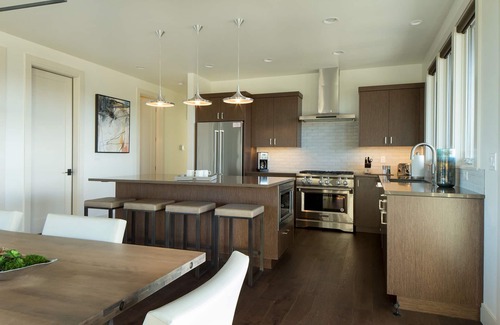 Bend House | RELAX! Soaking tub ~ fire place ~ hot tub ~ resort pool + amenities ~ Bend ~ 🐶